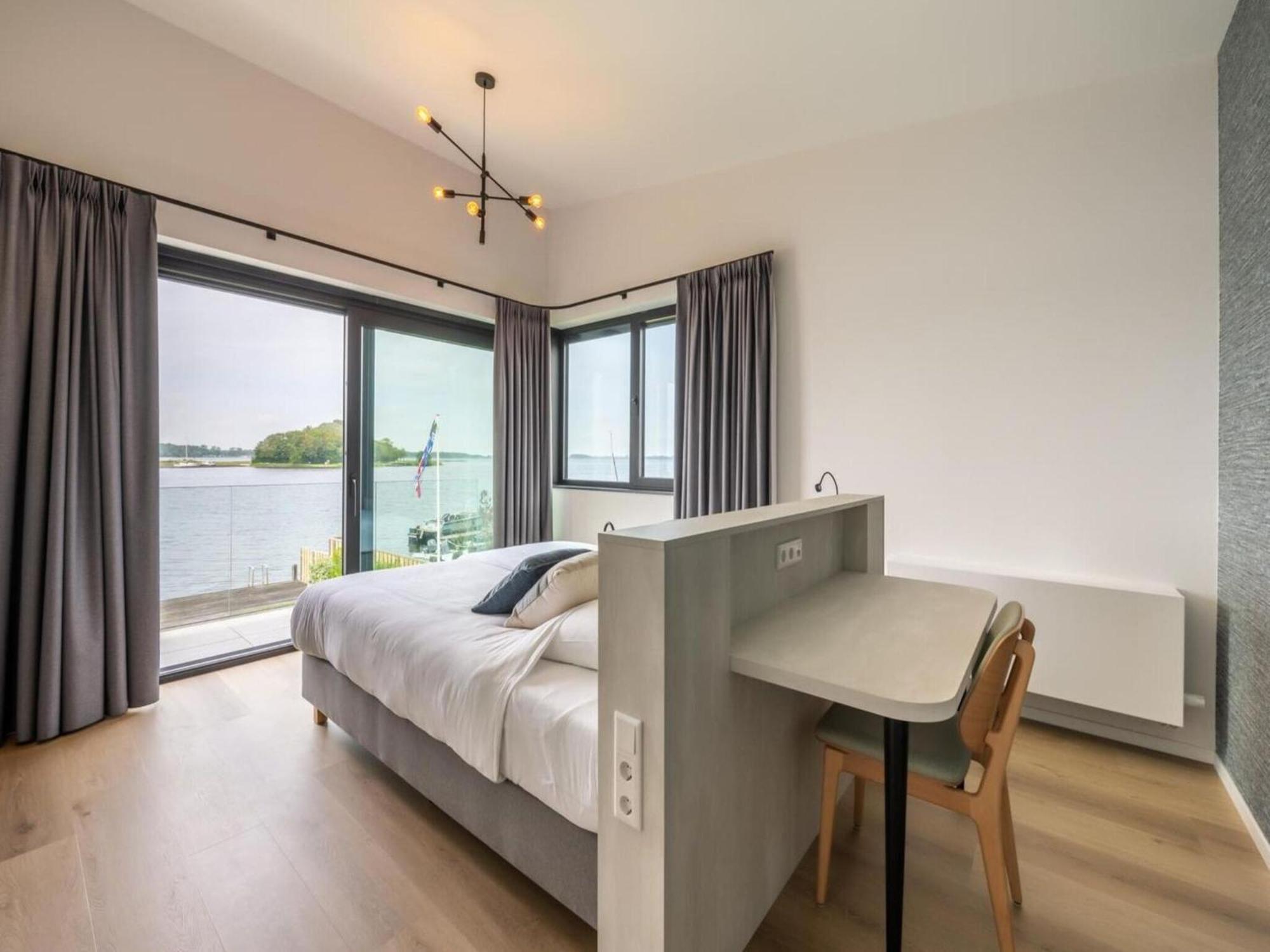 Vakantiehuis Attractive With Jetty Kamperland