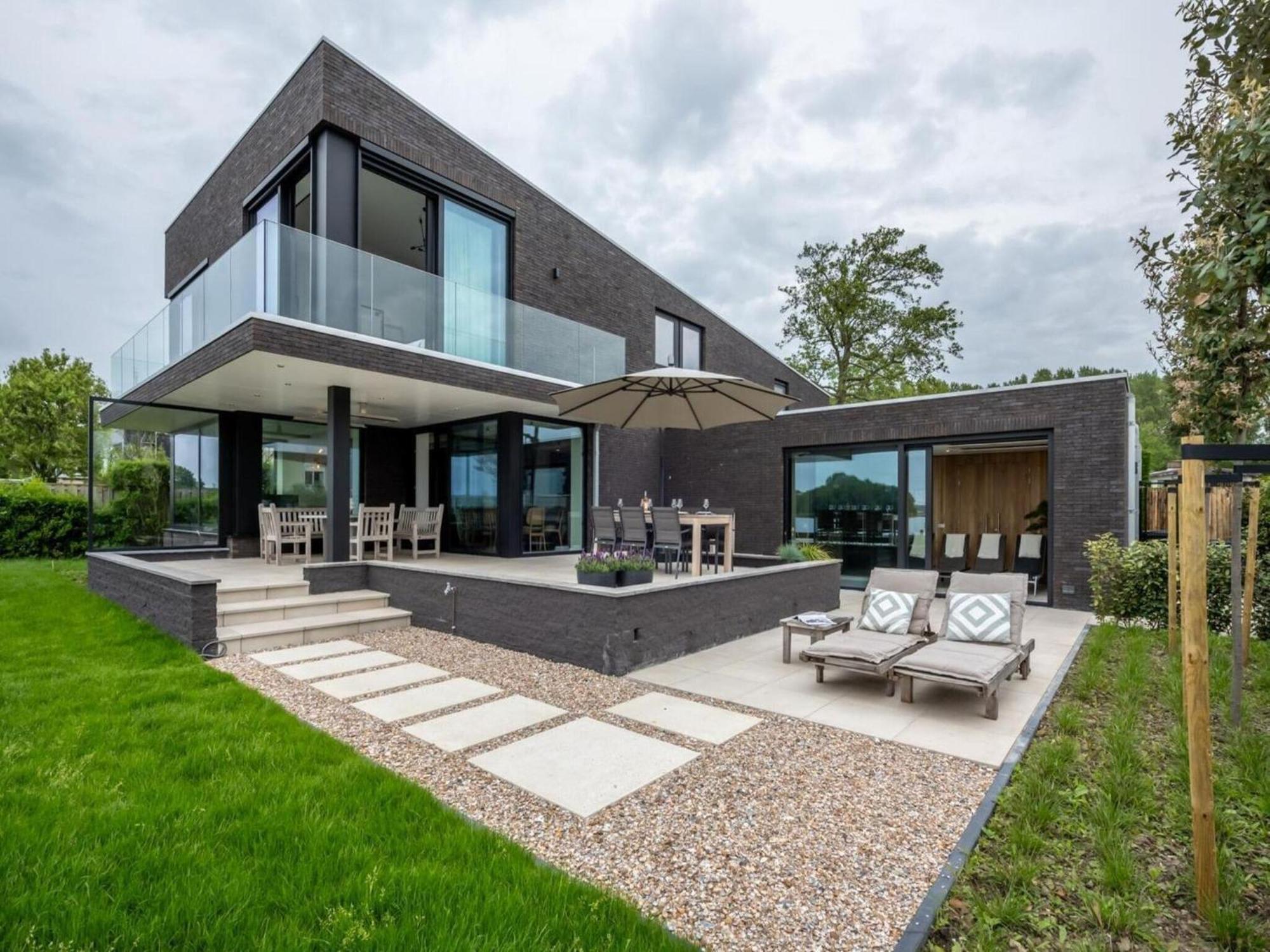 Vakantiehuis Attractive With Jetty